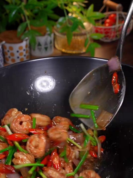 中秋节的餐桌上给家人做上一道香辣虾仁