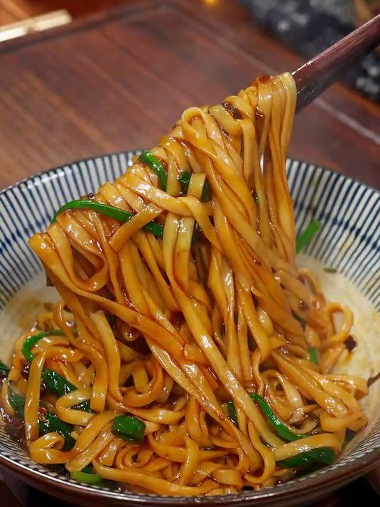 天气寒冷不想做饭的时候，几分钟时间做个简单又好吃的葱油拌面