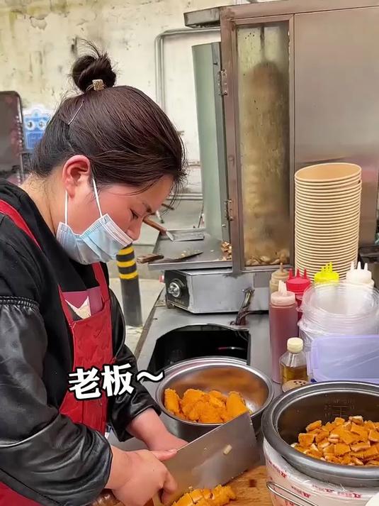 校门口10块一份的烤肉鸡排饭，料巨多香迷糊了！