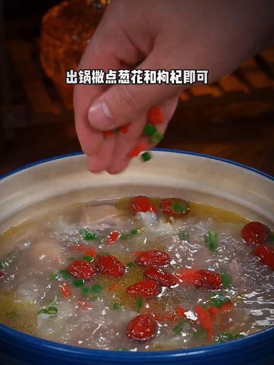家里有女人的一定要多吃这个鸽子汤