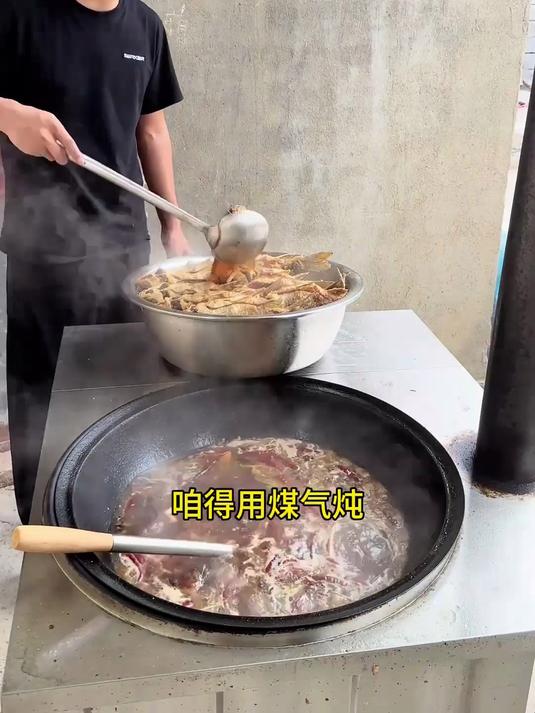 小伙花120元烧20条鲫鱼,拉到镇上售卖看看到底多长时间能卖完?
