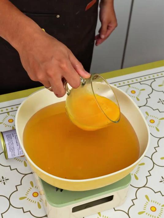 陶瓷奶锅不粘锅轻量设计，燃气灶电磁炉通用，炒菜煮汤实用便捷