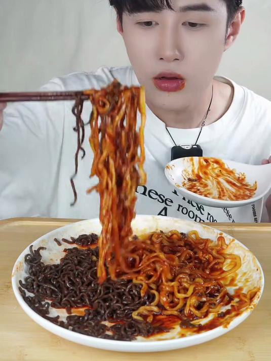 今天吃个火鸡面鬼椒面双拼没门牙