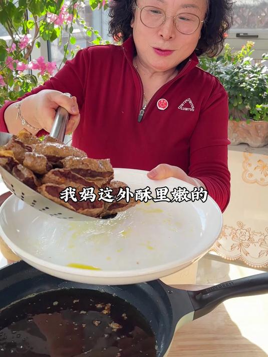 这个炸松肉可是过年必不可少的美食！外焦里嫩，香脆可口，倍儿棒
