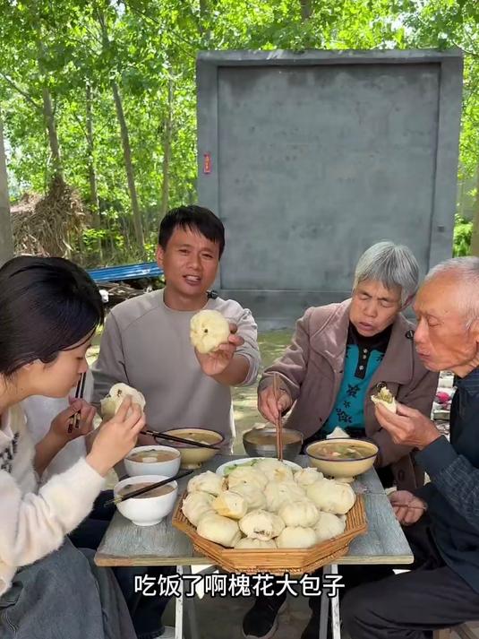 槐花大包子 皮薄馅多 又鲜又好吃