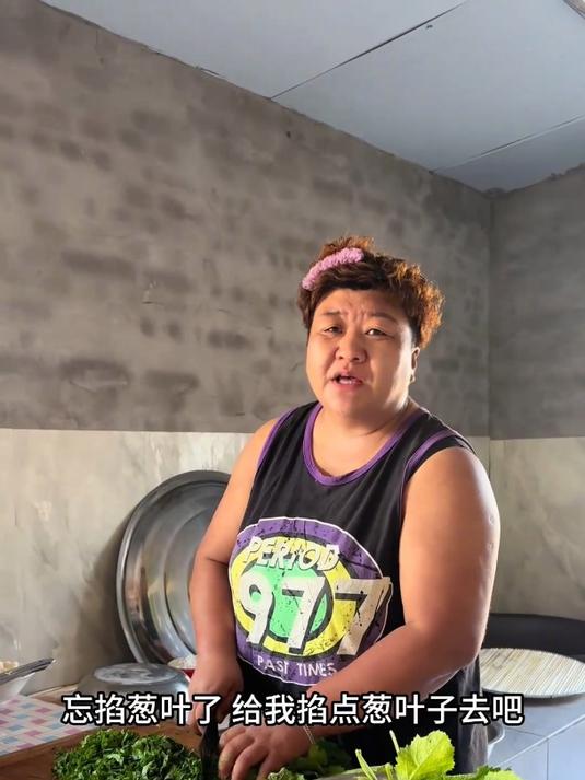 回来妈妈间点辣菜缨子包饺子吃,家里小园的菜真是物尽其用啊