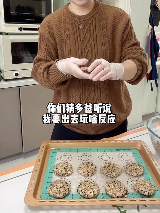 今天没人点餐,多爸让我做蛋黄派!还别说,真好吃呢!哈哈