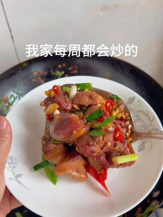 我家每周都会炒两次的腊鸭腿炒蒜苗