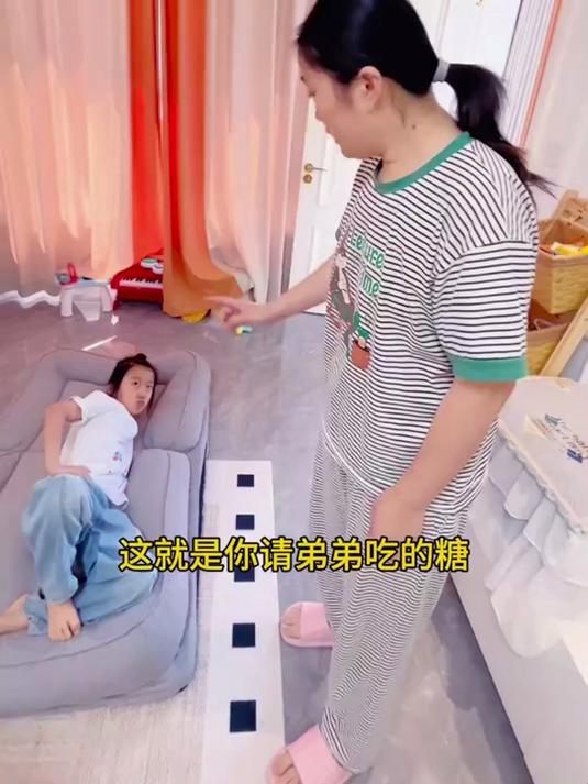 弟弟：姐姐真好，吃点糖都给我整成表情包了