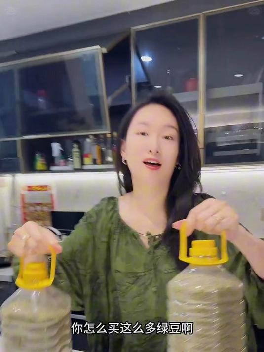 传统工艺绿豆沙软糯绵密，富含膳食纤维，帮助老人润肠通便！