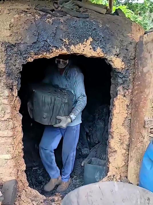 烧制木炭的步骤有多繁琐,为啥这种从窑洞里搬出来身价能翻倍