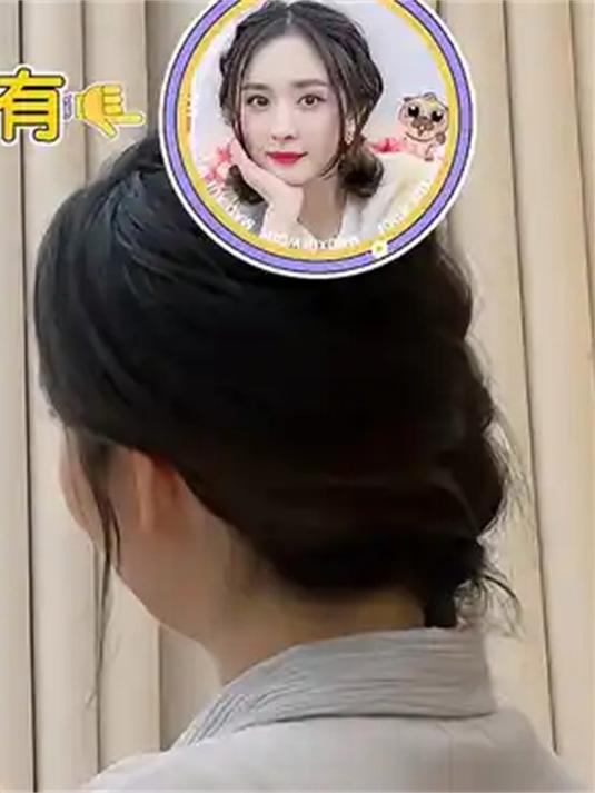 杨幂私下超爱给谢依霖晒小糯米！拿着女儿照片，一张接一张地夸