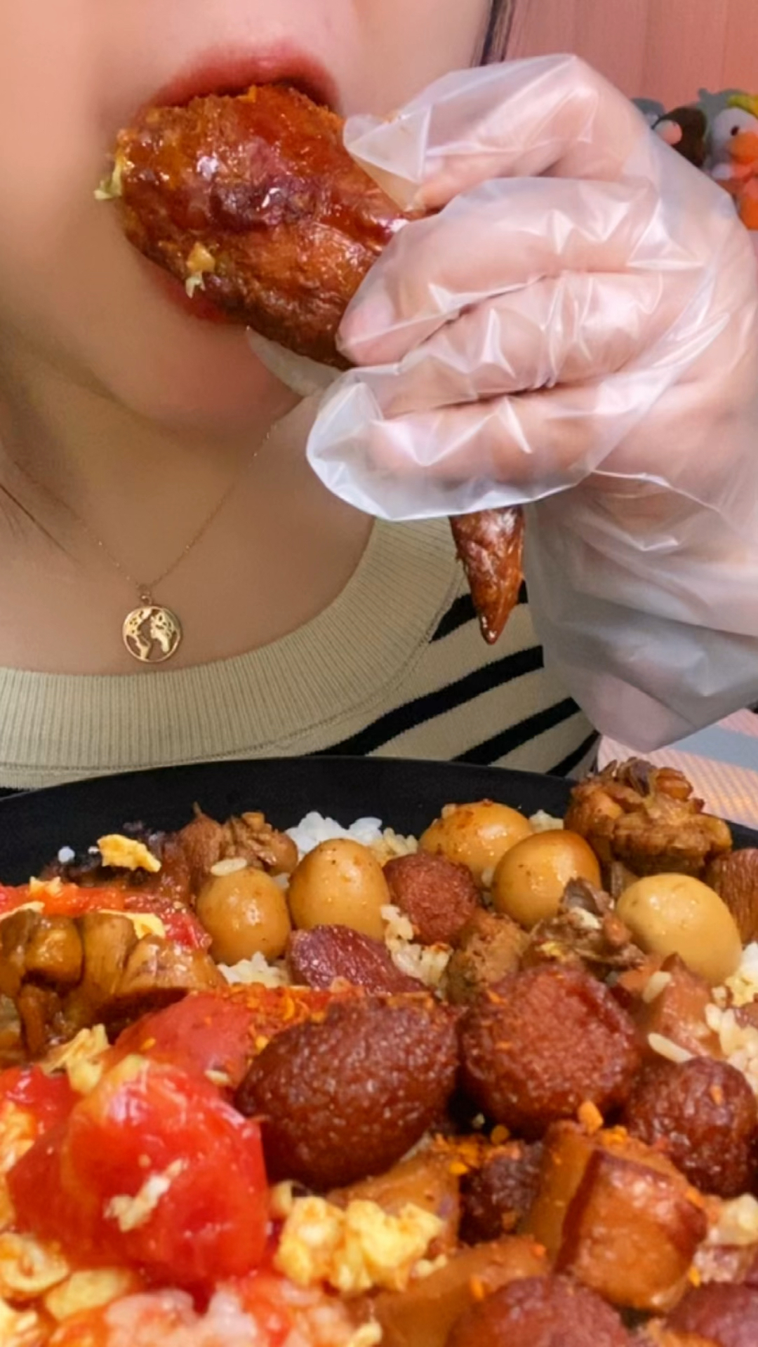 一碗红烧肉盖饭搭上一个鸡翅包饭,撒上辣椒真的太好啃了!