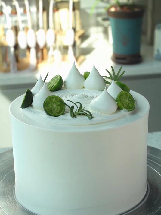 “三分钟学会ins风简约蛋糕|极简烘焙法”