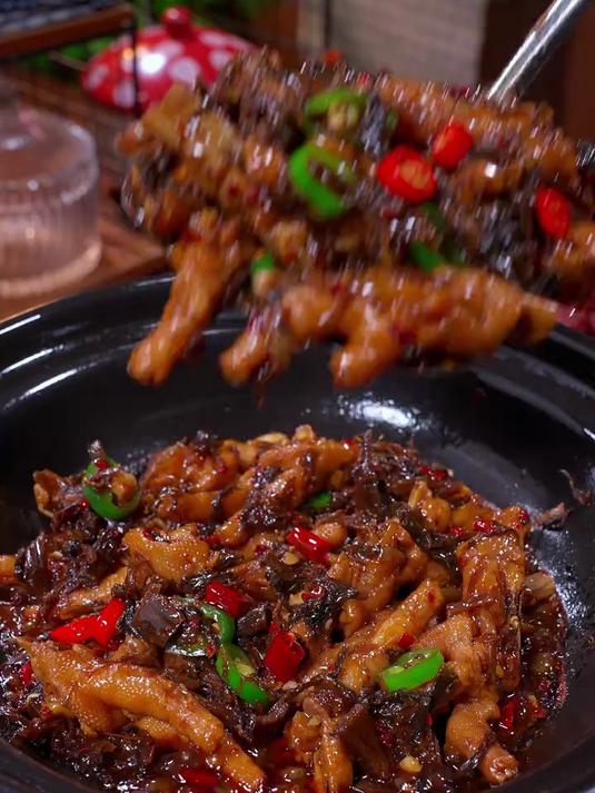 今天来分享一道我婆婆的拿手菜梅干菜烧鸡