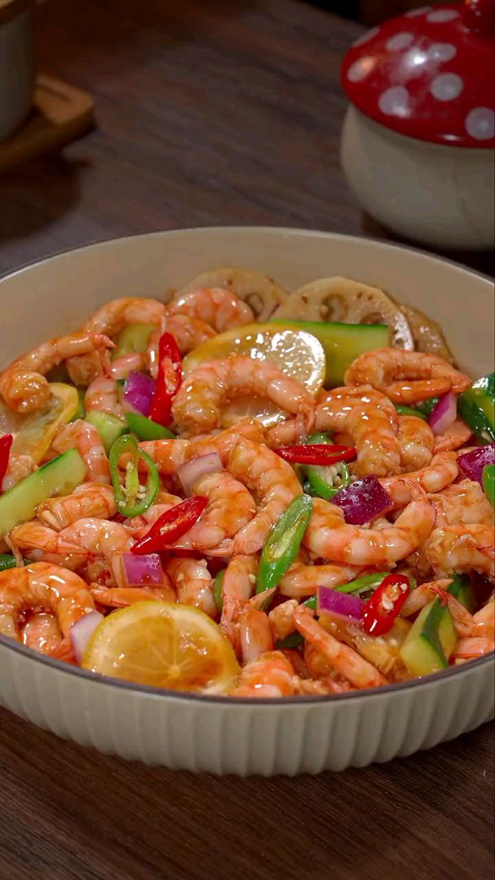 夏天来了,这道泰式柠檬虾你一定要试试,酸辣脆爽