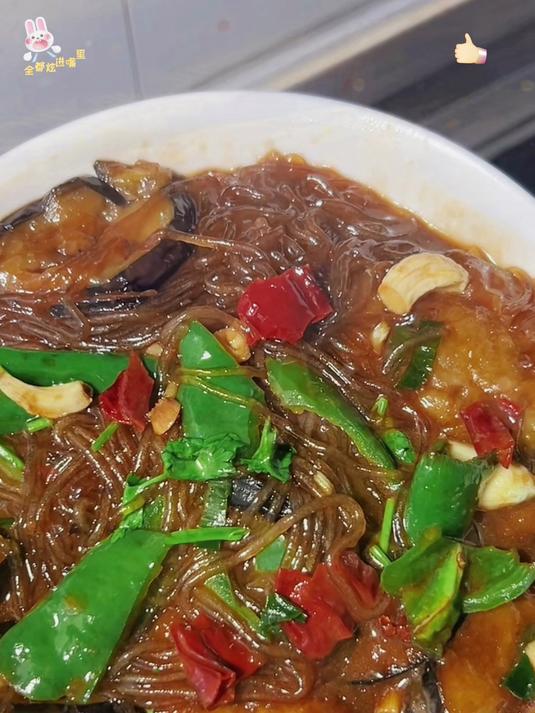 红薯粉条搭配红烧肉,粉条吸收了肉香肥而不腻,香软无比超下饭!