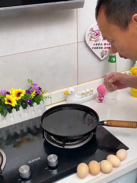 早上喜欢吃煎蛋的试试这个小神器,用它煎出来的鸡蛋好看又好吃