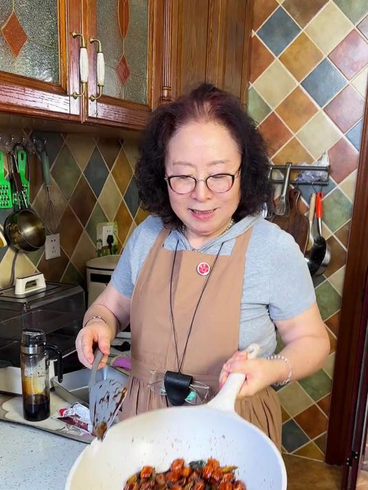 这酱爆鸡丁太香了！配着大米饭，五碗都不够吃