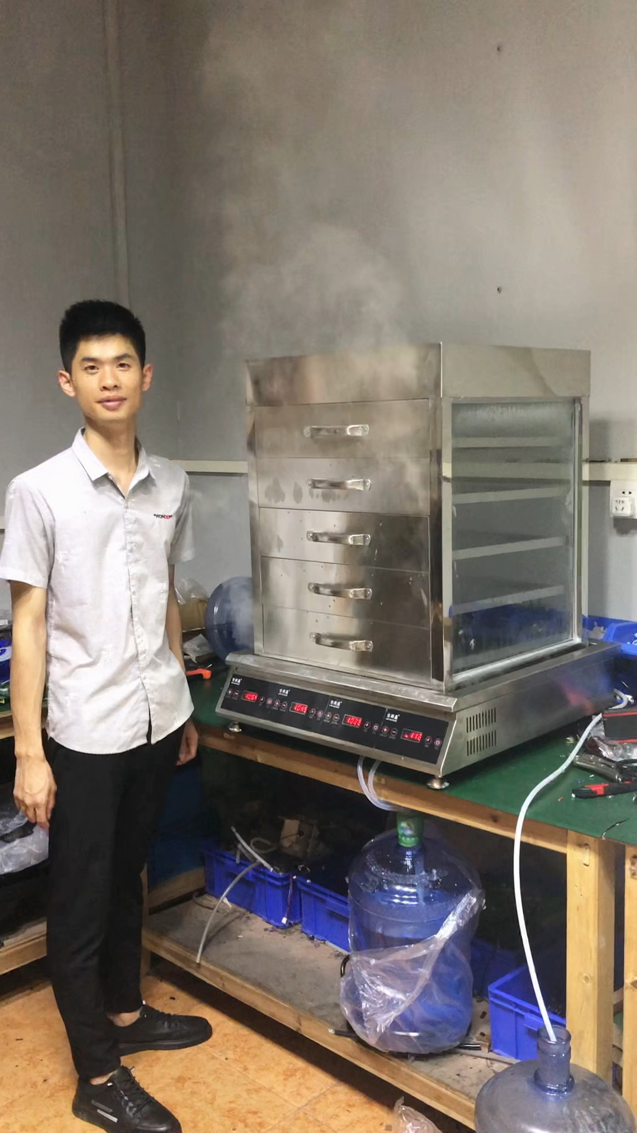 介绍一下:这款就是我家的多功能蒸汽炉 可以放下54*54尺寸的蒸笼