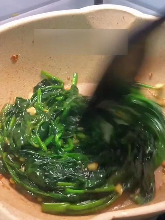 办公室带饭新选择!蒜蓉菠菜耐放不蔫,午餐拒绝将就