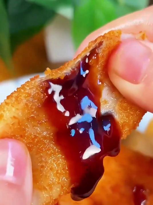 香甜红糖藏在糍粑里，轻轻一咬就爆浆，幸福感拉满