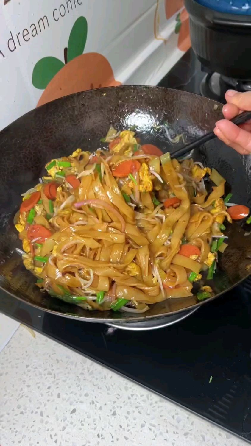 香喷喷的鸡蛋炒河粉来喽