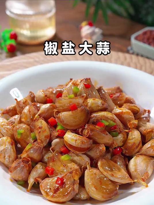 把大蒜下锅炒一炒，出锅就是一道美食，咸香美味