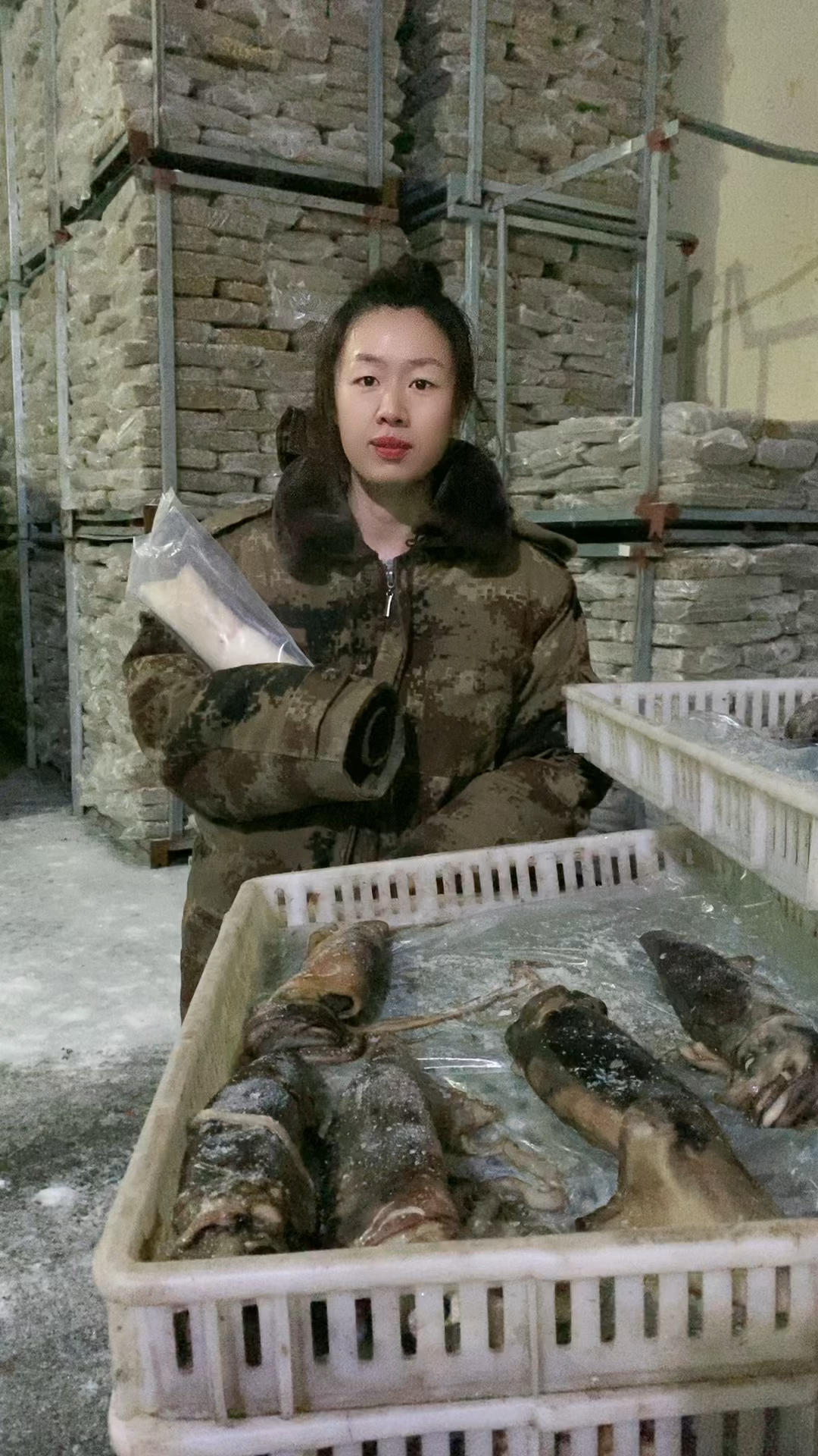 新鲜的鱿鱼给朋友处理好,您在家自己也能做铁板烧烤,物美且价廉哦
