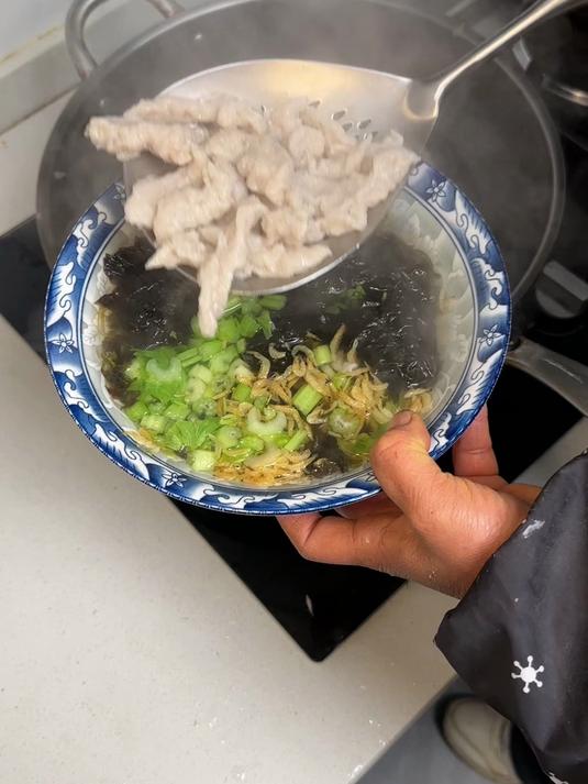 家里做的温州瘦肉丸比卖的还好吃肉质Q弹嫩滑,配上酸辣汤太好吃