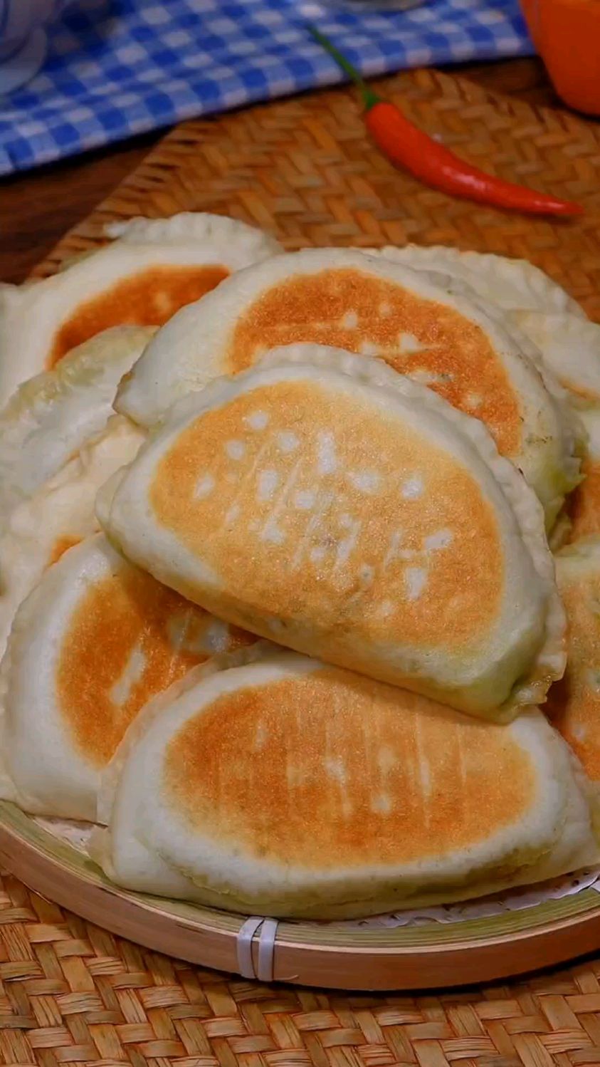 韭菜盒子这样做,全家都爱吃