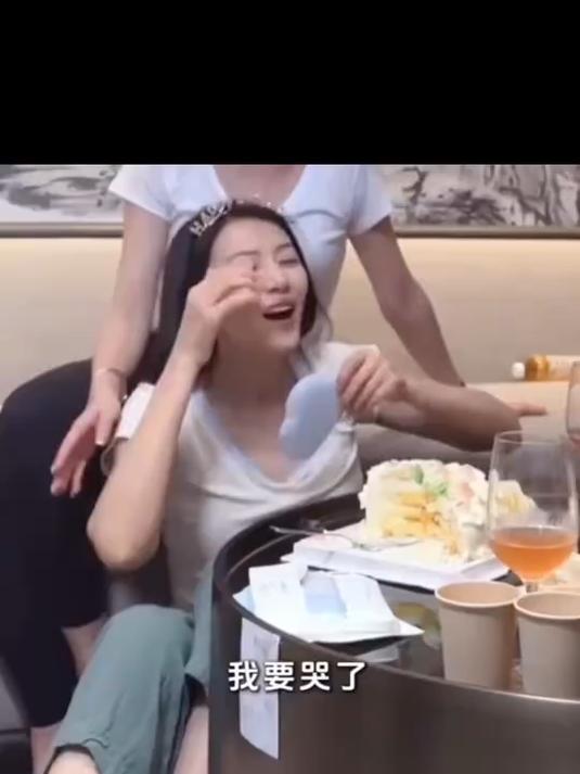 被闺蜜亲到害羞 切蛋糕保命 社死又好甜