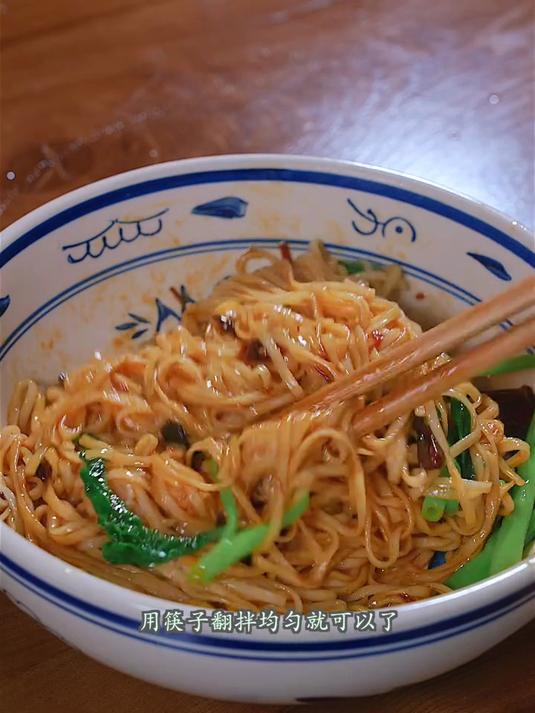 天热在家没时间做饭的，你就像我这样做一碗葱油拌面，简单好吃