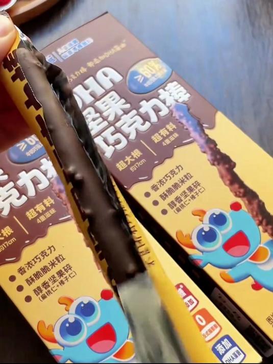 小鹿蓝蓝DHA坚果巧克力棒磨牙棒可可脂牛奶解馋圣诞饼干儿童零食2