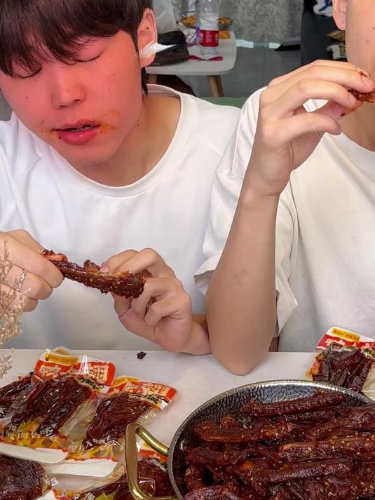 zh爆辣过瘾的鸭全翅，爆辣过瘾嚼劲十足，越吃越辣，越吃越好吃！#爆辣过瘾 #无辣不欢#