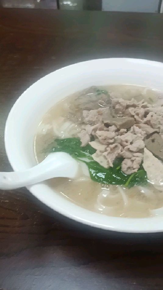 一碗猪杂汤河粉,就是今天的午餐了!加点醋,味道还不错