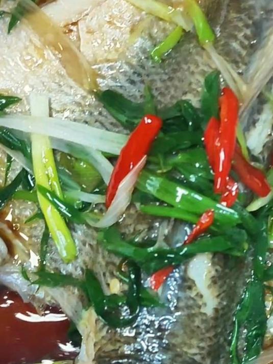 清蒸鲈鱼简单几步，鲜爽不腻，好吃还不长胖