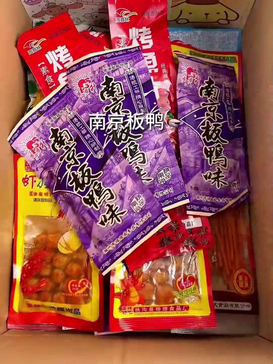 满满一箱全都是我爱吃的!这些辣条你吃过几种?