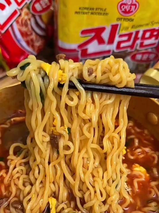 泡菜国的泡面口感确实不太一样,没有油包,吃起来不油腻,汤底很