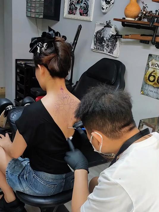 后背彼岸花图案设计,效果一定很好