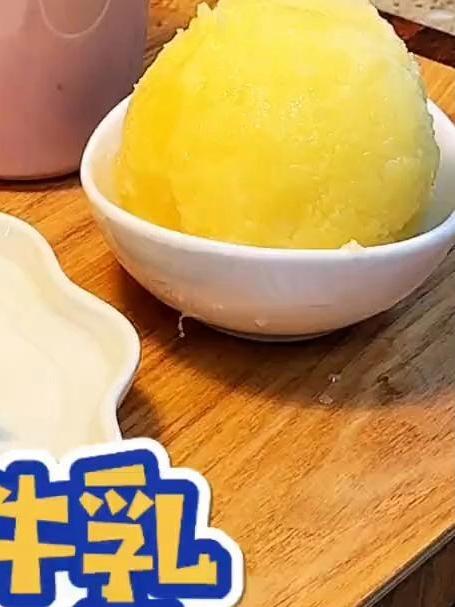 早上做了红豆沙牛乳,虾排汉堡