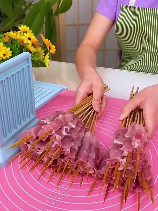 有这穿肉串神器,2 分钟穿 49 串还不扎手,实现烤肉自由超轻松!