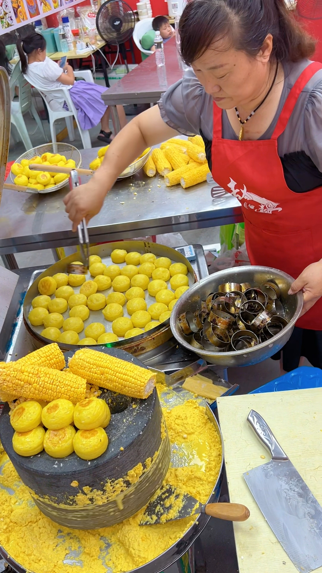 石磨玉米饼就是把新鲜玉米磨成浆,加入6克酵母,10克泡打粉,二两牛奶,半斤木薯粉