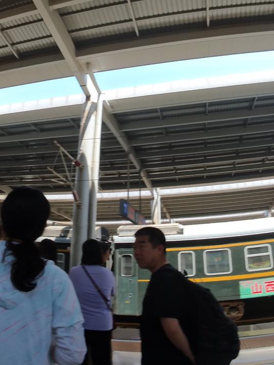 带小鱼儿在火车站排队坐车