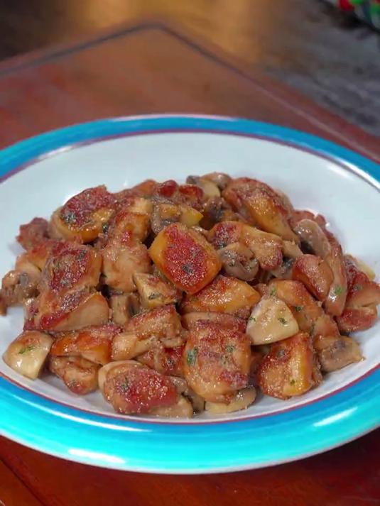 在家几分钟就能做出一道巨好吃的口蘑烧鸡腿,真的是太好吃了