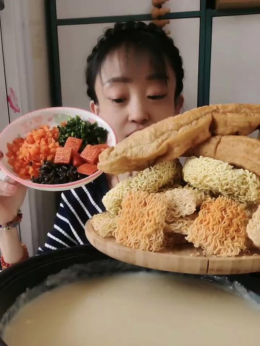 今天又煮了一大锅纯黄豆小米熬的白粥
