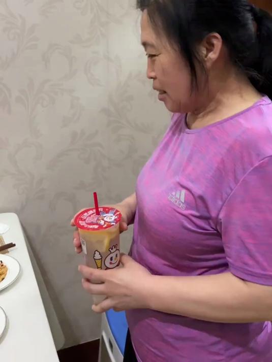 大学生放假露厨艺技能 做八菜一汤惊到妈妈 00后有自己的菜谱
