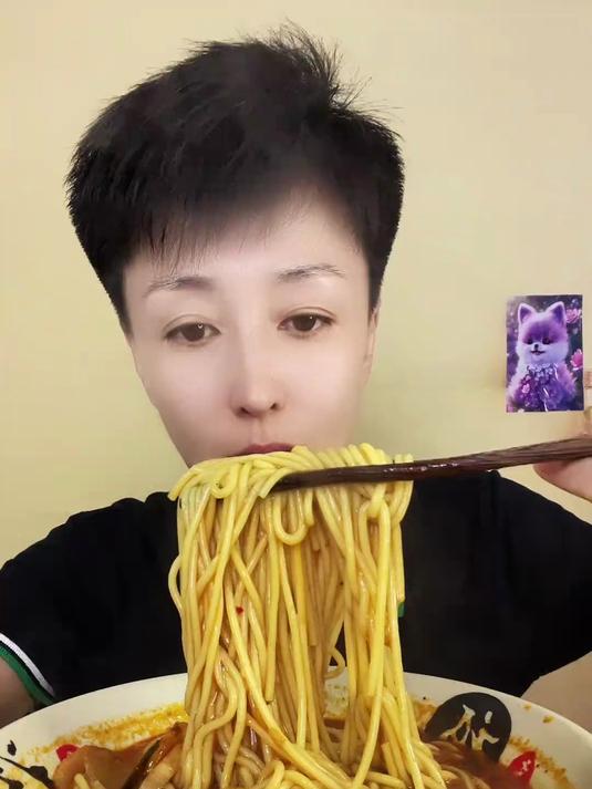 麻辣烫红汤熬骨汤煮荤素菜裹麻酱淋辣油撒葱花香菜香到直嗦嘴