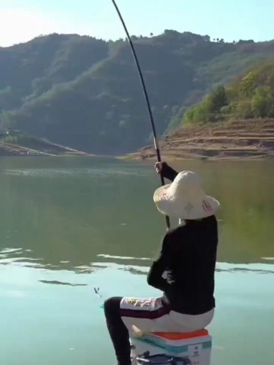 邓老师推荐千川鱼竿竟然买一送一的同时还送钓鱼大礼包和免费配节