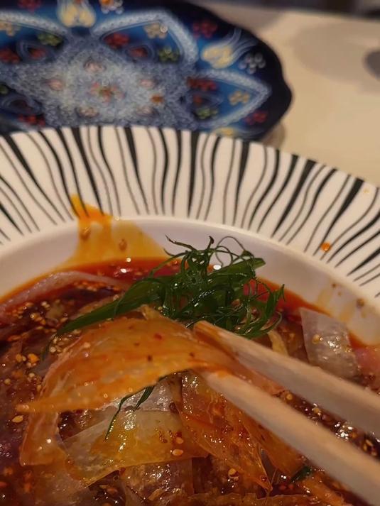 吃起来不同于大龙虾小龙虾的“中龙虾”，脑满身肥的澳洲蓝龙虾～